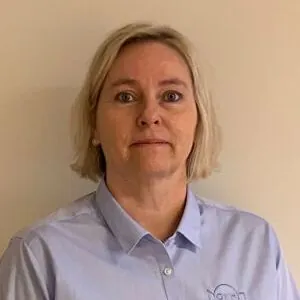 Kvinne med blå skjorte