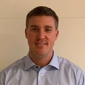 Mann med blå skjorte